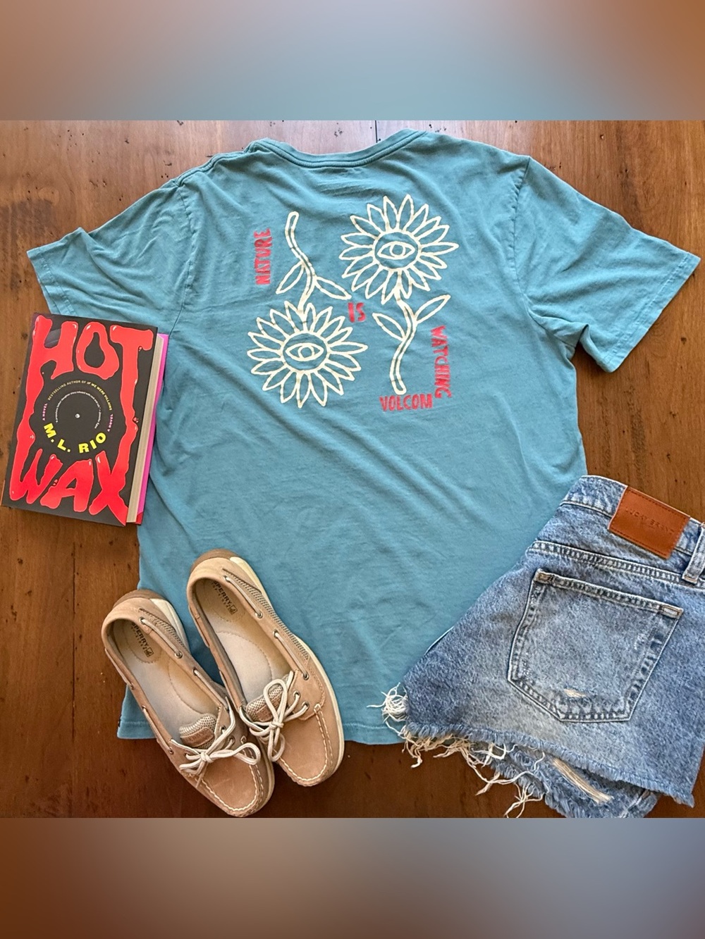 Summer Skate Surfstyle Outdoorsy Girl Teal Graphic Tee with White Sunflower Eyes